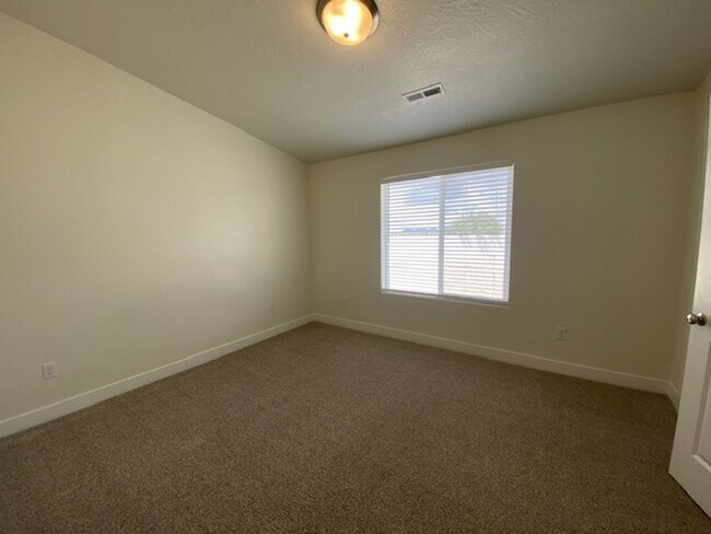 Building Photo - SPACIOUS HOME FOR RENT!