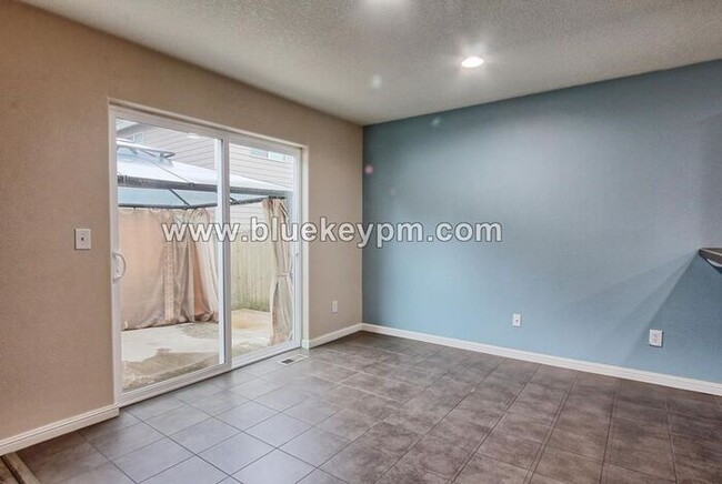 Building Photo - 4 Bed, 2.5 Bath Home in Felida with Pergol...