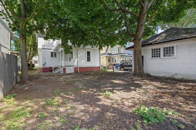 Building Photo - Updated 4 Bedroom Victorian on College Ave