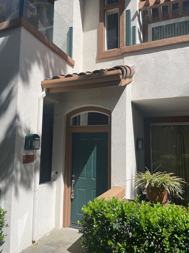 Building Photo - 2 Bedroom 2 Bath, Upper Unit Condo in the ...