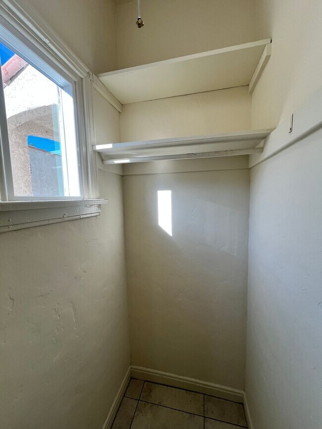 Building Photo - LARGE UPSTAIRS ONE BEDROOM ONE BATH! WITH ...