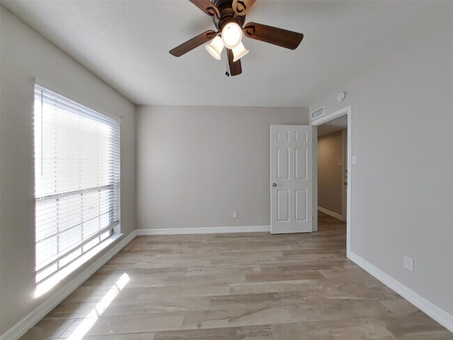 Building Photo - 6127 Larchbrook Dr