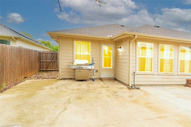 Building Photo - 1906 Castaway Dr