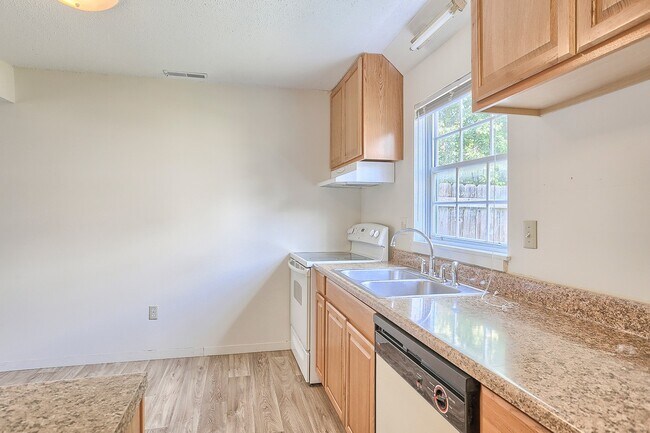 Building Photo - English Creek- Casa