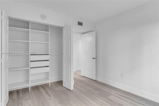 Building Photo - 6235 SW Kendale Lakes Cir