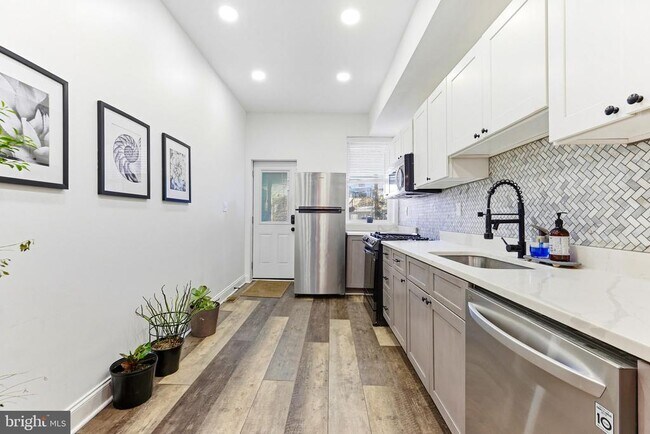 Building Photo - 737 Dolphin St