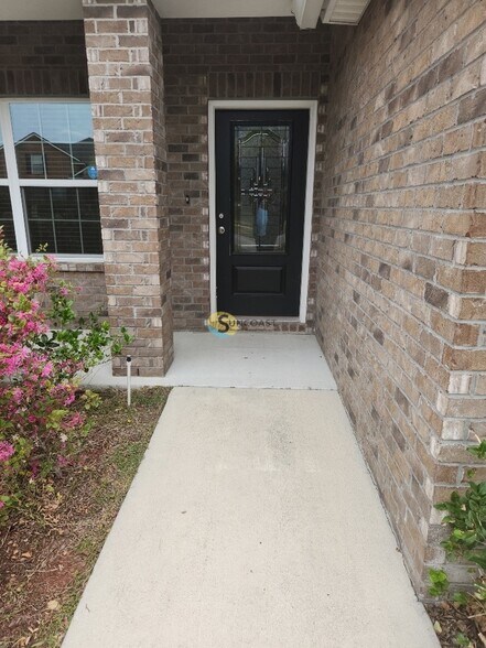 Building Photo - 1579 Lockend Rd