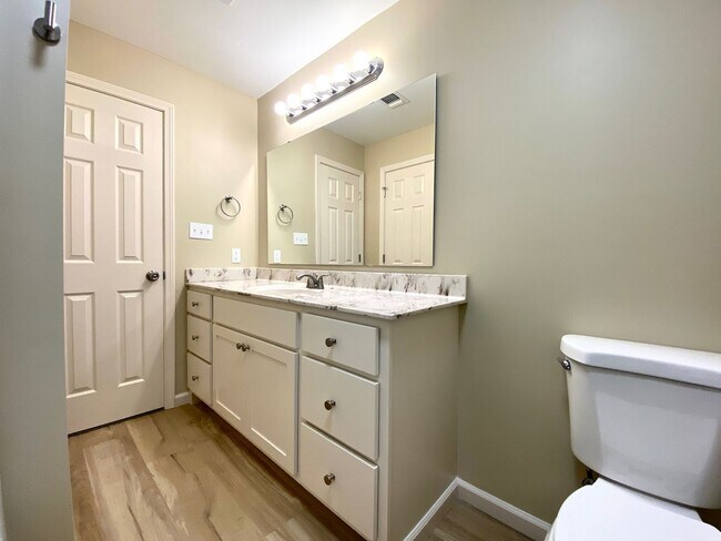 Building Photo - 701-703 Tracewood