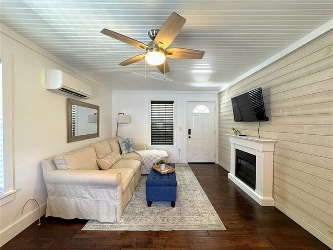 Building Photo - 222 NE 1st Ave