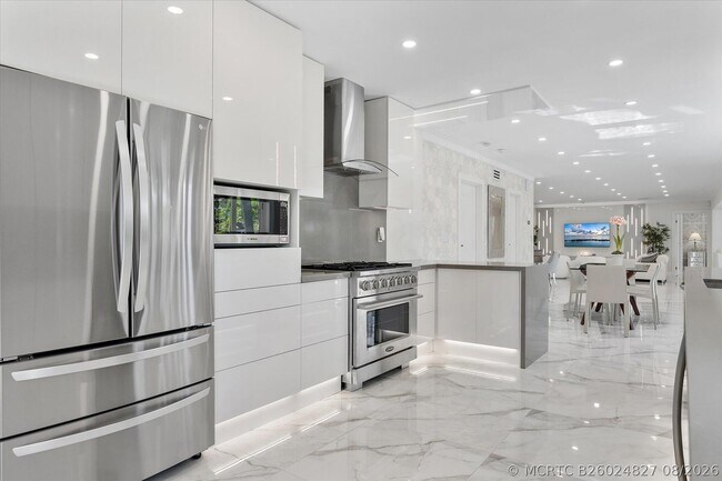 Building Photo - 207 Royal Palm Dr