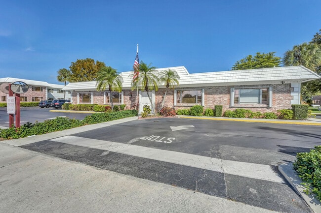 Building Photo - 406 S Cypress Rd