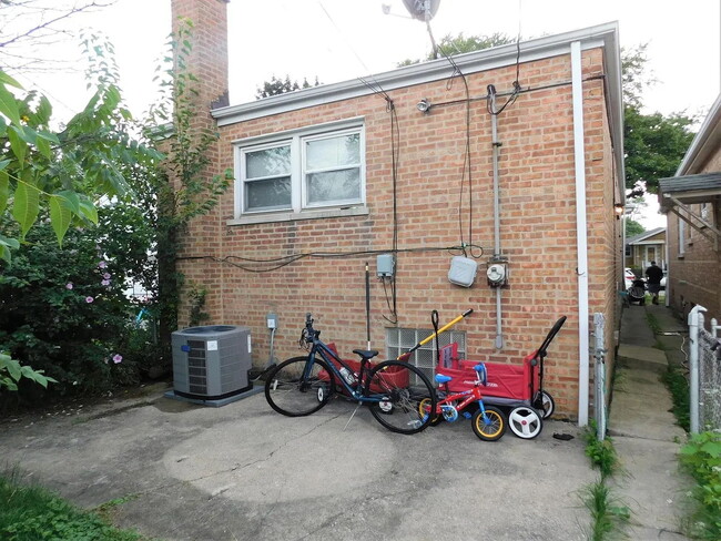 Building Photo - Located in Chicago’s desirable Mount Greenwood neighborhood