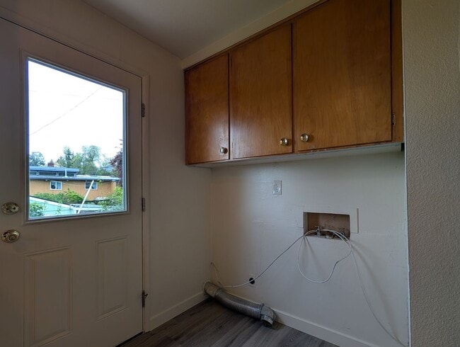 Building Photo - 2-Bedroom, 1-Bath Duplex In The Friendly Street Area In Eugene!