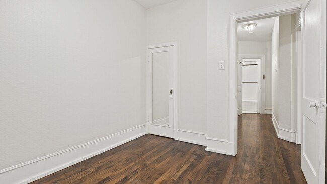 Building Photo - Darling 2 bedroom, 1 bath Capital Hill Condo