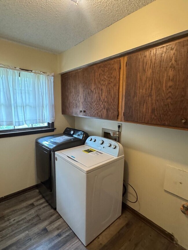 Building Photo - 3324 Cross Creek Dr