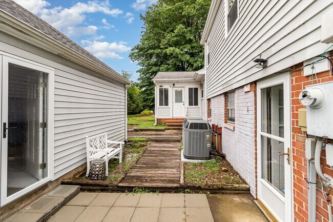 Building Photo - Coming Soon | $2,000/mo | Spacious Split-L...