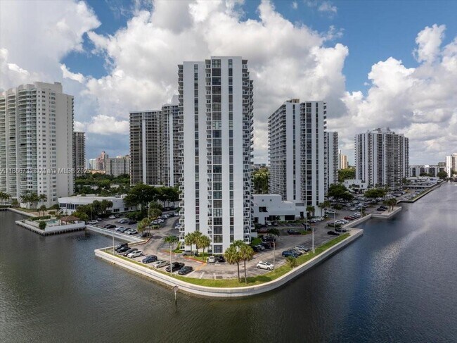 Building Photo - 20515 E Country Club Dr