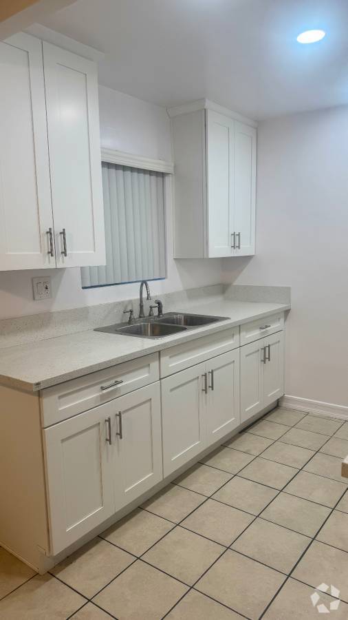 Building Photo - Chateu Du Roi Apartments