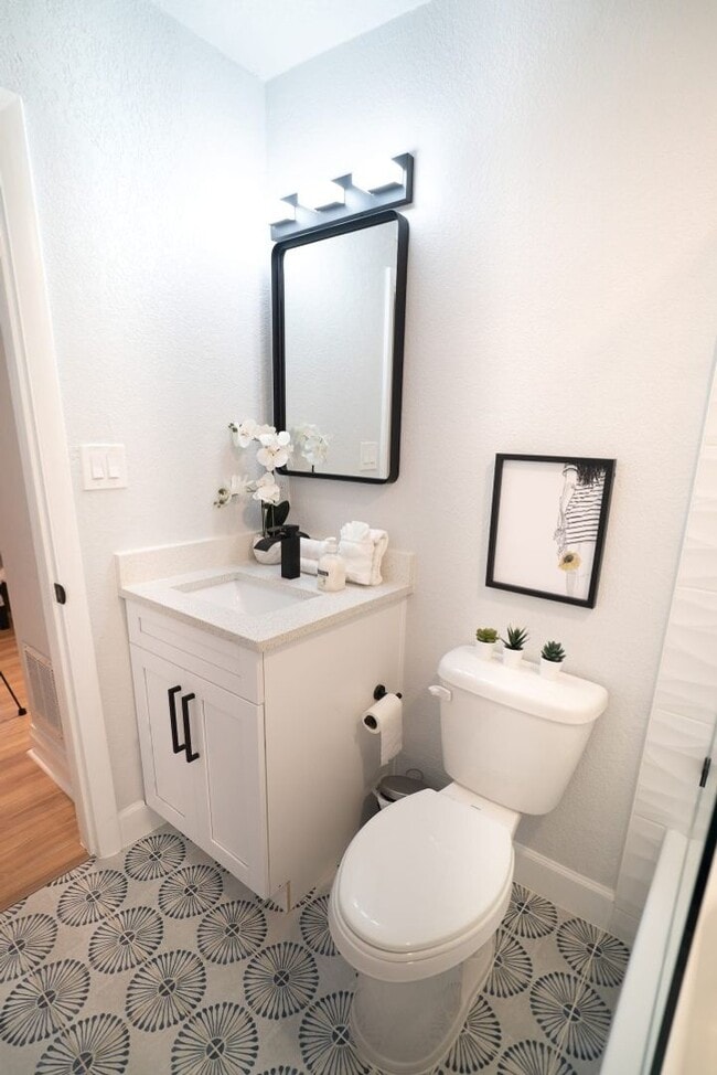 Building Photo - Chic & Stylish  Central location