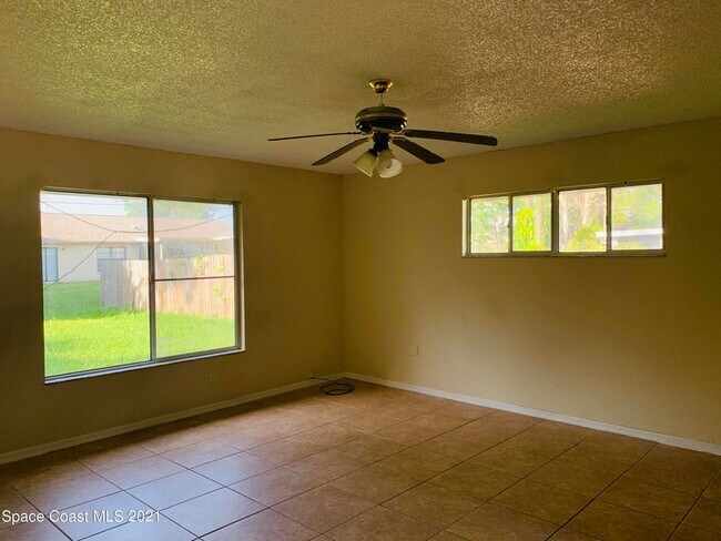 Building Photo - 1337 Helvenston St NW