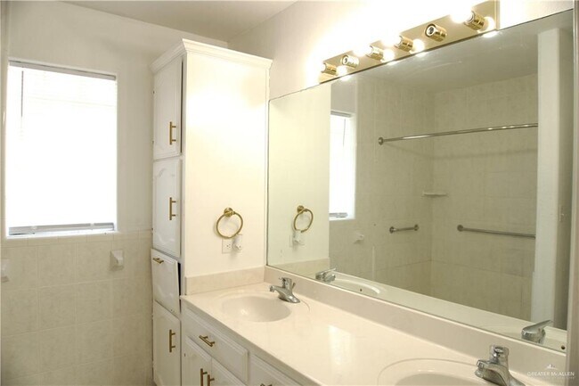 Building Photo - 26 Cedar Ave