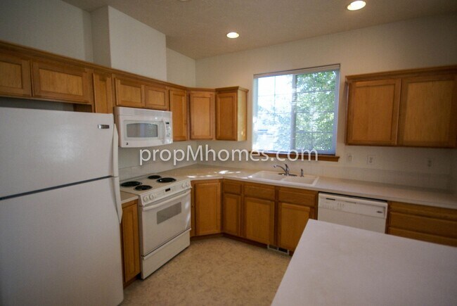 Building Photo - Beautiful Three Bedroom Townhouse - Prime Clackamas Location!