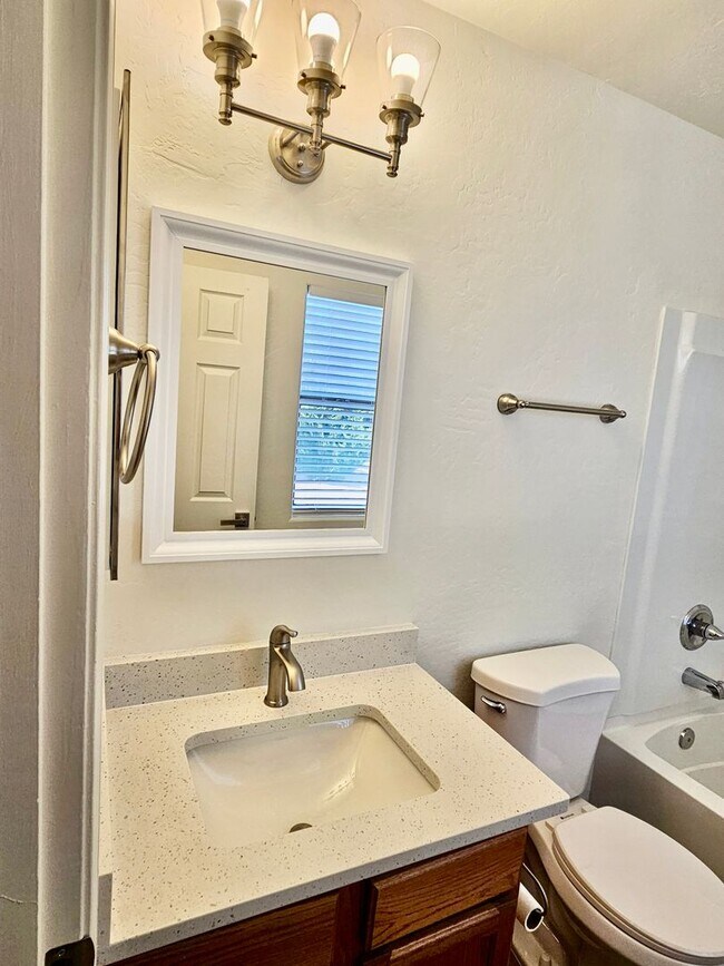 Building Photo - Excellent remodeled 2 bed 2 bath home in P...