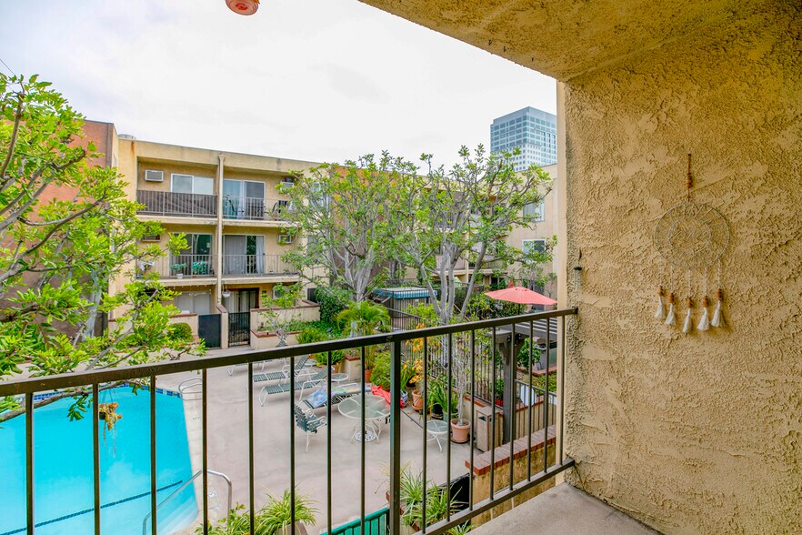 Building Photo - 365 Burchett St