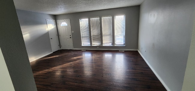 Building Photo - 300 Cottonwood Ln