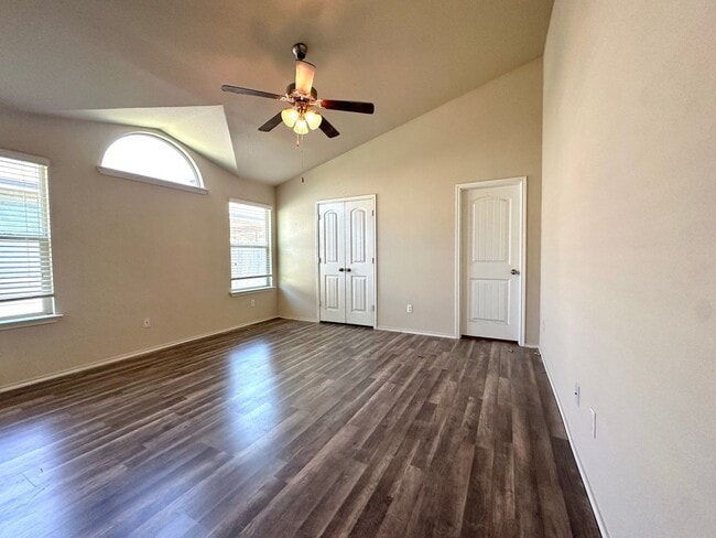 Building Photo - 3 Bed 2 Bath with an Office Space
