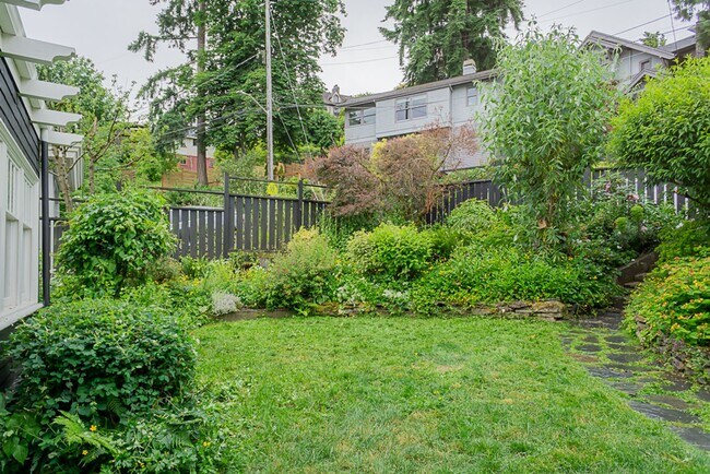 Building Photo - 4bd/2.5ba Seattle Home