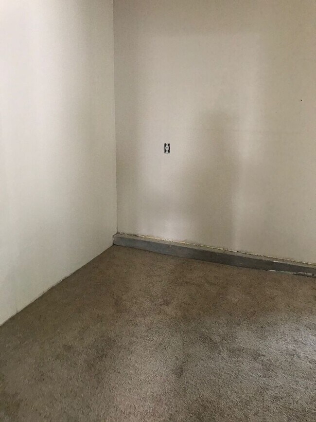 Building Photo - 4 Bedroom Home Close to Gym and Shopping-$...