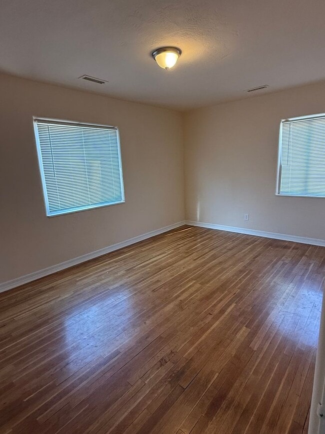 Building Photo - 4 Bedroom, nice area, 2 Car Garage