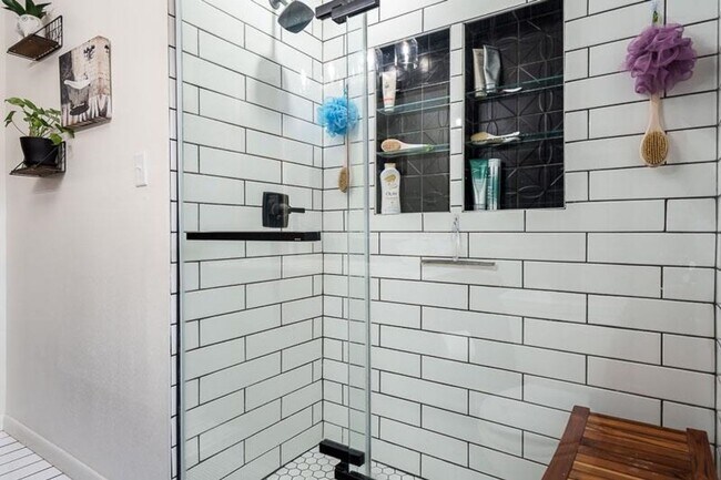 Building Photo - 3 Bedroom 2 Bathroom Home in Turner School District