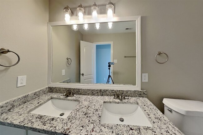 Building Photo - 8000 N Tarrytown Crossing Dr