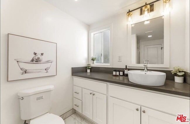 Building Photo - 5700 Vanalden Ave