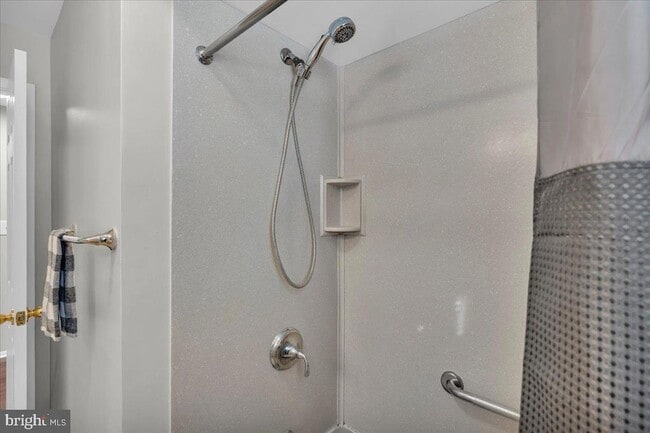 Building Photo - 915 Silver Ct