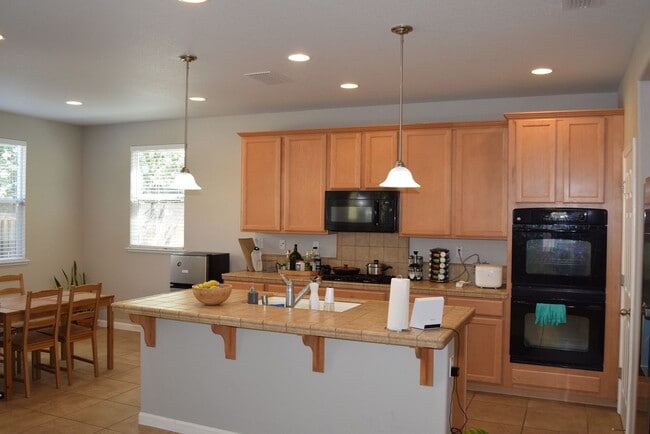 Building Photo - 904 Campfire Cir