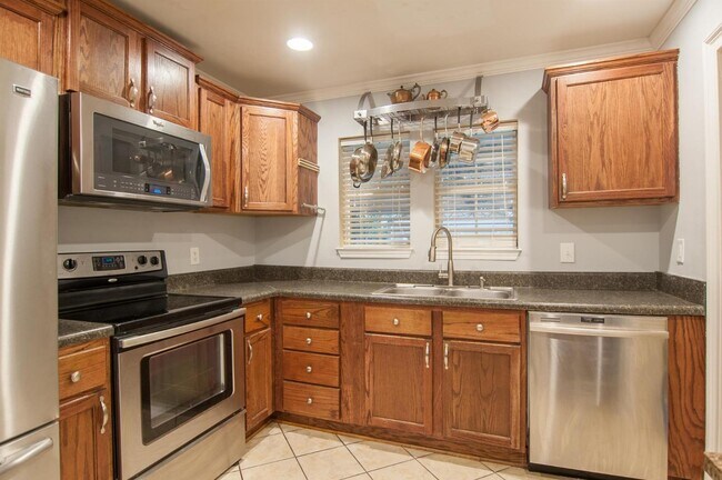 Building Photo - 2709 Brunswick Dr
