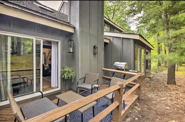 Building Photo - Charming 2BR Townhome in Lake Harmony