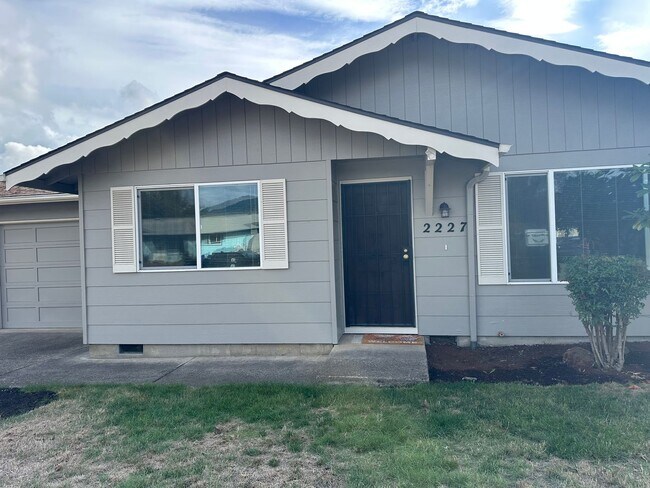Building Photo - Nice 2 bedroom 1 bath duplex in Springfield!