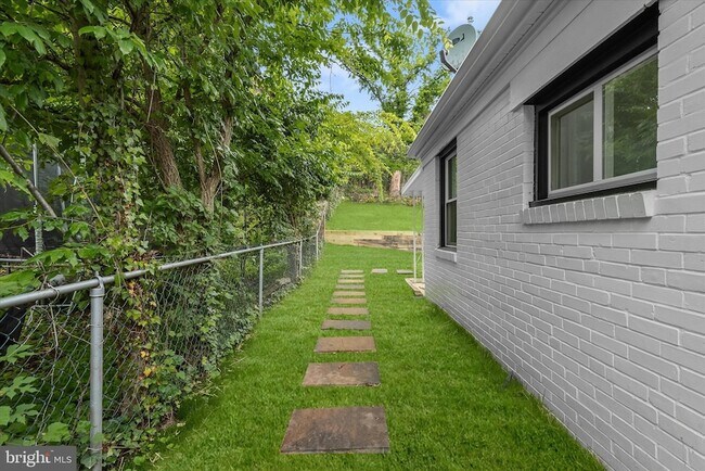 Building Photo - 402 Elm Ave