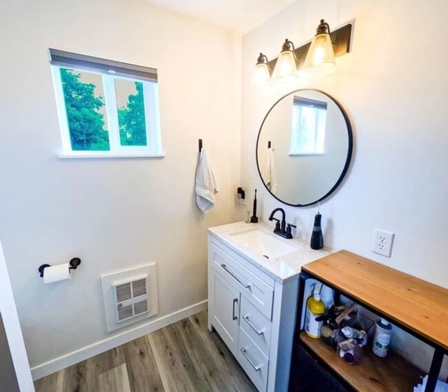 Building Photo - Beautifully remodeled 3-bedroom, 2-bathroo...