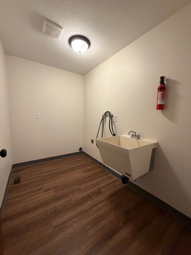 Building Photo - MIN912