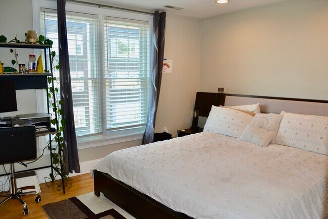 Building Photo - 1306 Columbia Rd