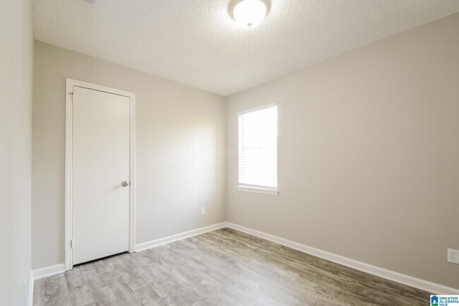 Building Photo - 541 Closhire Ln