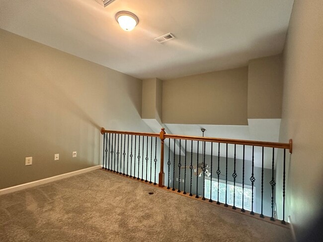 Building Photo - 2 Bedroom Townhome with Loft & One Car Garage