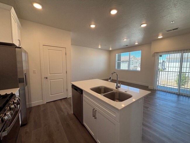 Building Photo - 1 BEDROOM APARTMENT FOR RENT IN DESERT COLOR!