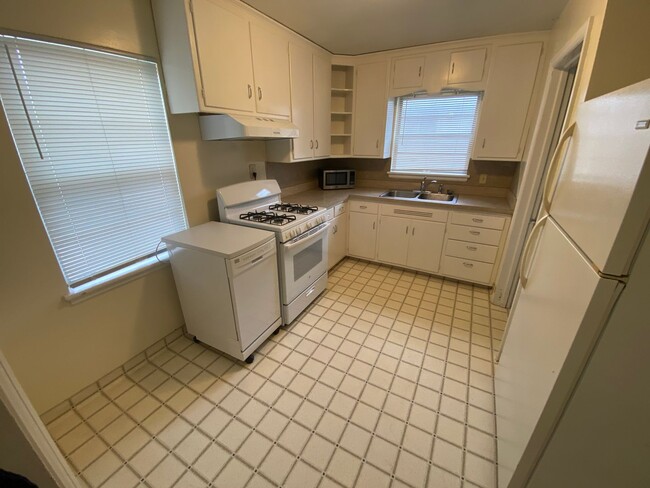 Building Photo - Charming Woods Park Home | 2 Bed | Fenced Yard | Garage | $1800/mo