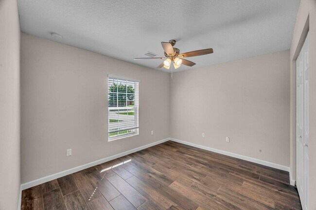 Building Photo - 574 NW Bayshore Blvd